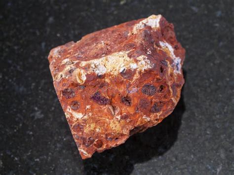  Bauxite! Le Minéral Rouge Qui Nourrit Notre Monde Moderne