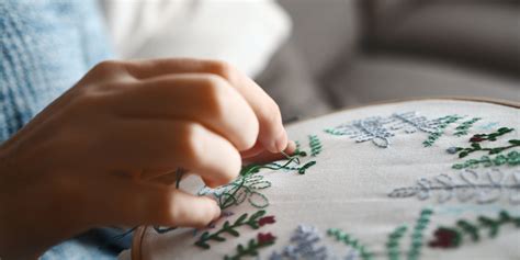  Broderie: Techniques et Applications de Ce Fil Merveilleux!