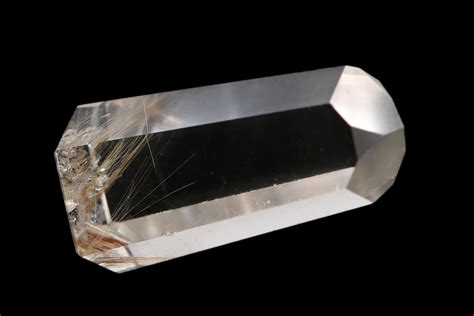  Rutile! Un Mineral Céleste pour des Applications Terrestres Impressionnantes!